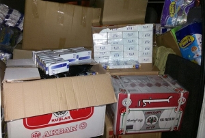 ki Suriyeli 6 bin paket kaak sigara ile yakaland
