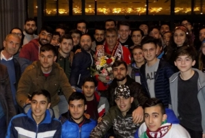 Trabzonsporlu taraftarlar enol Gne'i ziyaret ederek iek verdi