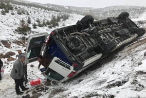 Erciyes'te yolcu minibs arampole devrildi: 3 yaral