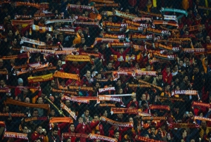 Galatasarayl taraftar derbi hakemin
