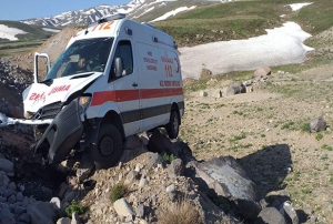 Kayseri'de ambulans takla att: 2 yaral