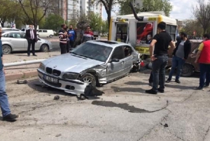 Kayseri'de direksiyon hakimiyeti kaybolan otomobil dehet sat: 1 l