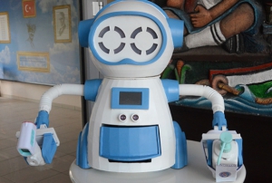 Bu robot ate lyor, dezenfektan skyor, maske veriyor