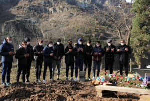 Abdullah Avc ve futbolcular, zkan Smer'in mezarn ziyaret etti