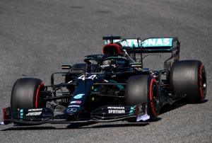 Mercedes, Lewis Hamilton ile yeni szleme imzalad