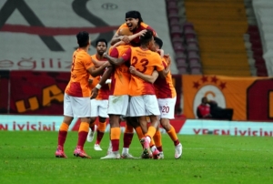 Galatasaray galibiyet serisini 4e kard