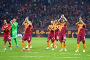 Galatasarayl futbolcular galibiyeti taraftarlarla kutladlar