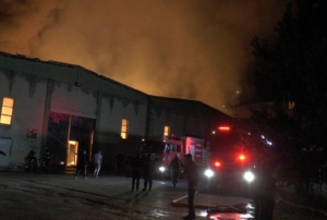 Kayseri'de fabrika yangn: alevler geceyi aydnlatt