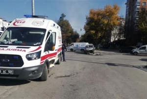 Otomobil ambulansa arpt: 4 yaral