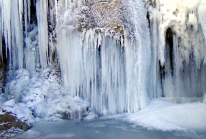  Girlevik elalesi'nde 2 metrelik buz sarktlar olutu