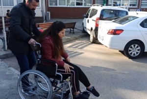  Arlar dinsin diye gittii hastaneden tekerlekli sandalyeyle kt