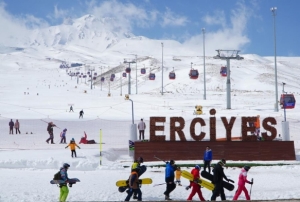 Erciyes'te kar ya, sezonu bayrama kadar uzatt