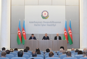 Azerbaycandan yabanc diplomatlara brifing 