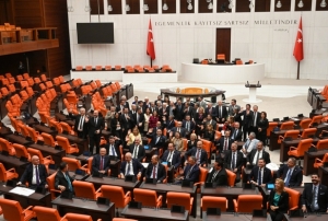CHP Genel Bakan zgr zel, oturma eylemine katld