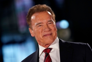 Schwarzenegger, havaalanı gmrğnde alıkonuldu