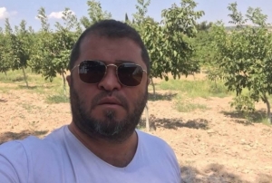 Çocuklarını görmek için gitti, satırlı saldırıya uğradı