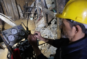 Yerin 700 metre altında zorlu mücadele