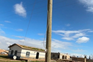 Direği oyup kaçak hat çekmişler