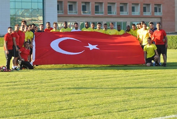 Futbolculardan Trk bayra ile poz