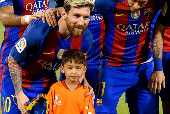 Poetten Messi formas giyen minik Murtaza, kahraman ile bulutu