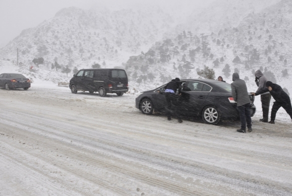 Seydiehir- Antalya karayolunda trafie kar engeli