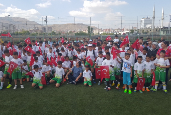 Bakan Akaydan Yaz Spor Okullar kapannda spor salonu mjdesi
