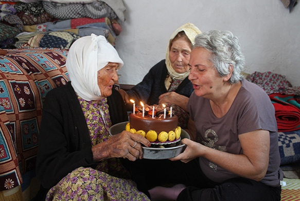 114 yandaki Fatma teyzeye ilk doum gn pastas