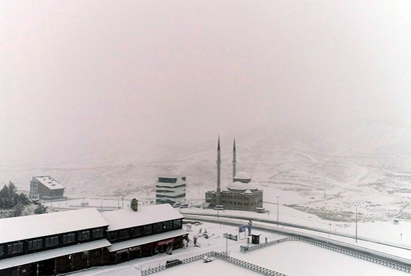 Erciyes'e lapa lapa kar yad
