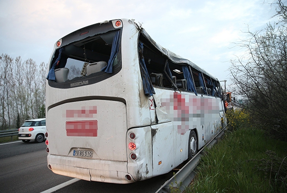 Yolcu otobs devrildi: 30 yaral