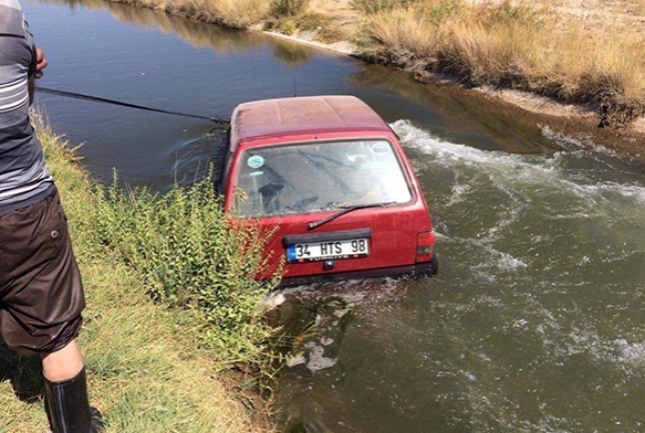 Direksiyon hakimiyeti kaybolan otomobil su kanalna utu