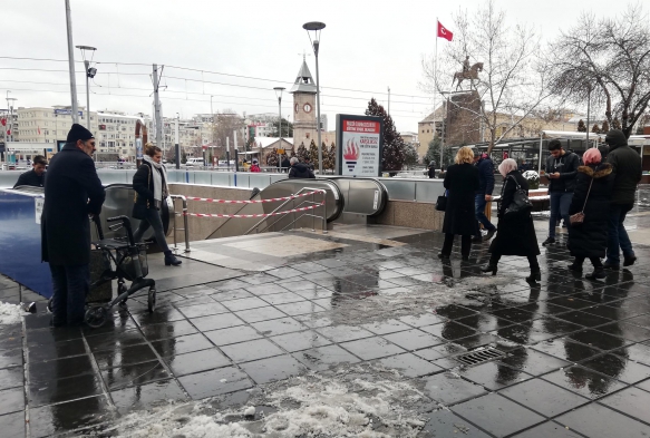 Kayseri'de buzla kaplanan merdivenler kullanma kapatld