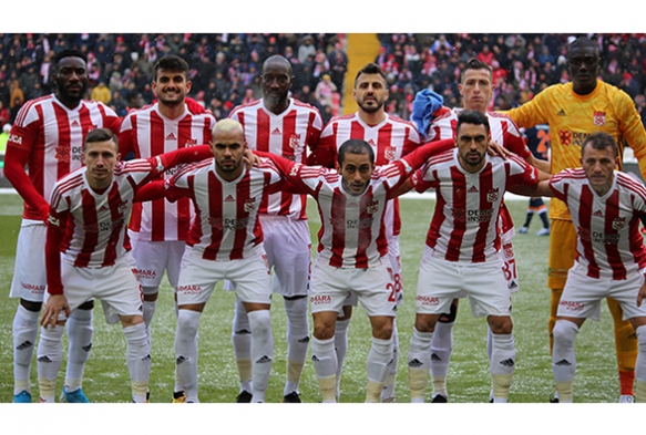 Sivasspor'da 4 futbolcu kart snrnda!