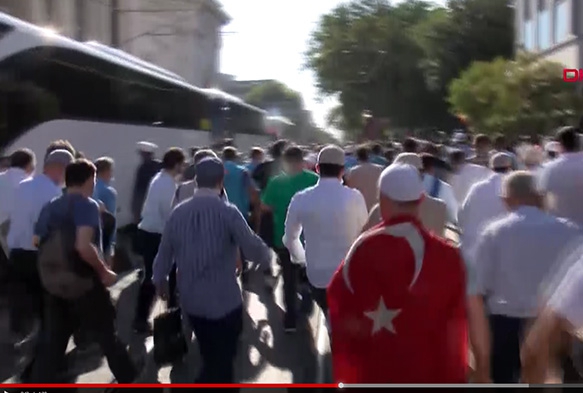Polis bariyerini aan kalabalk Ayasofya Camii'ne doru kotu