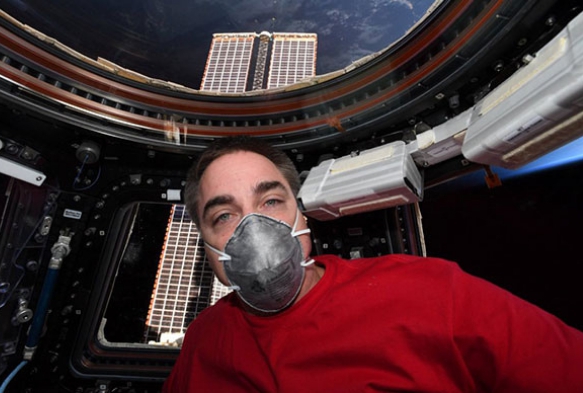 6 aydr uzayda olan NASA astronotlar Dnya'ya dnyor