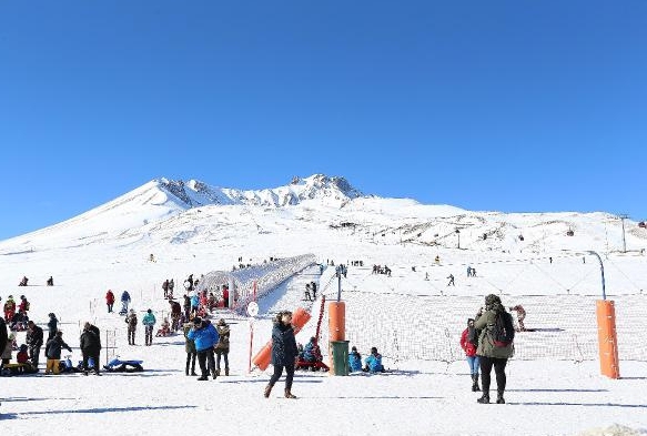 Erciyes'te kar kalnl 80 santime ulat, pistler doldu