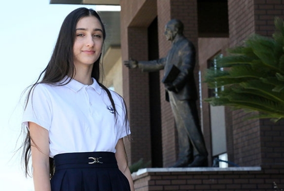 'Krmz diplomal' 15 yandaki Safiye, 5'inci dili reniyor