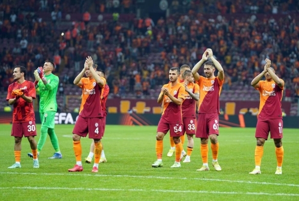 Galatasarayl futbolcular galibiyeti taraftarlarla kutladlar