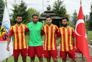 Kayserispor 4 oyuncuyu renklerine balad