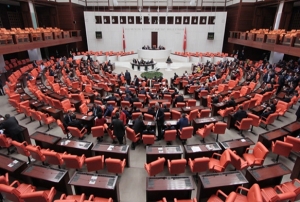 Mecliste yeni anayasa mesaisi balyor