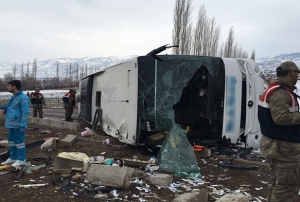 Sivas'ta yolcu otobs devrildi: 1 l, 36 yaral