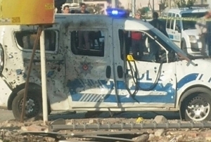 Mersin'de polis aracna bombal saldr: 2 yaral