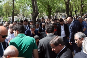Abdullah Gl babasnn mezar banda helallik istedi