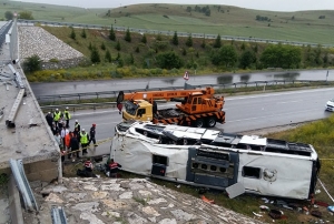 Feci kaza: Yolcu otobs kprden utu