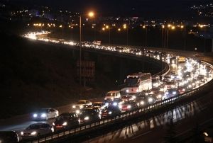Tatilciler dn yolunda trafikte kald