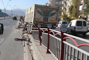 Direksiyon hakimiyeti kaybolan tr bariyerlere arparak durabildi