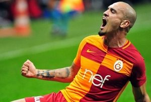 Galatasarayda defans, orta sahadan daha ok att