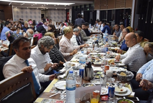 Kayseride grev yapan gazeteciler iftarda bir araya geldi