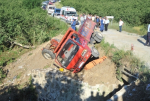 Freni patlayan kamyonet dehet sat: 2 l, 3 yaral