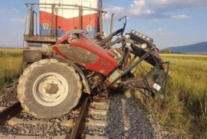 Afyonkarahisar'da tren traktre arpt, 1 kii hayatn kaybetti