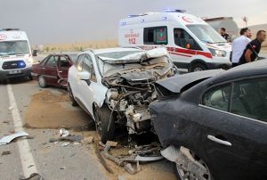 Konyada kum frtnasnda 19 ara birbirine girdi: 17 yaral